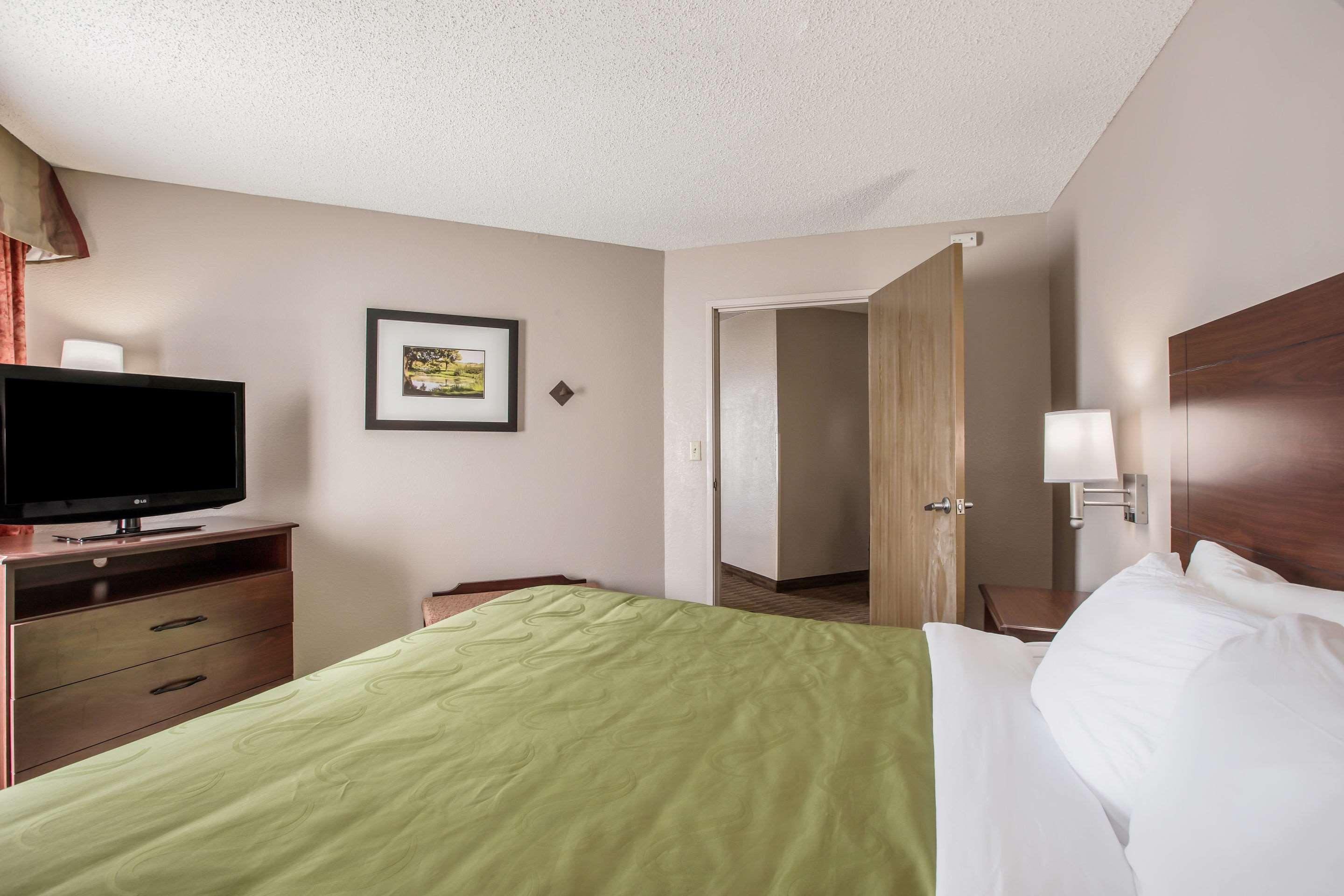 Quality Inn & Suites Lawrence - University Area Ngoại thất bức ảnh