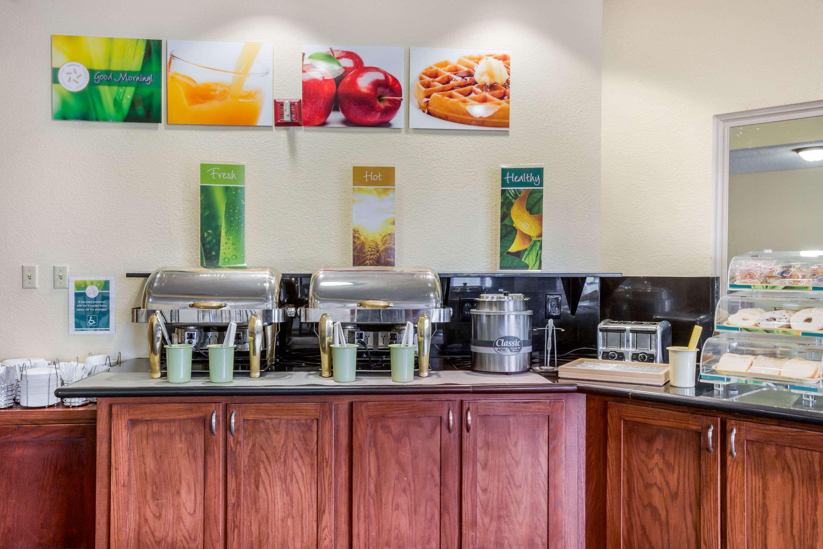 Quality Inn & Suites Lawrence - University Area Ngoại thất bức ảnh