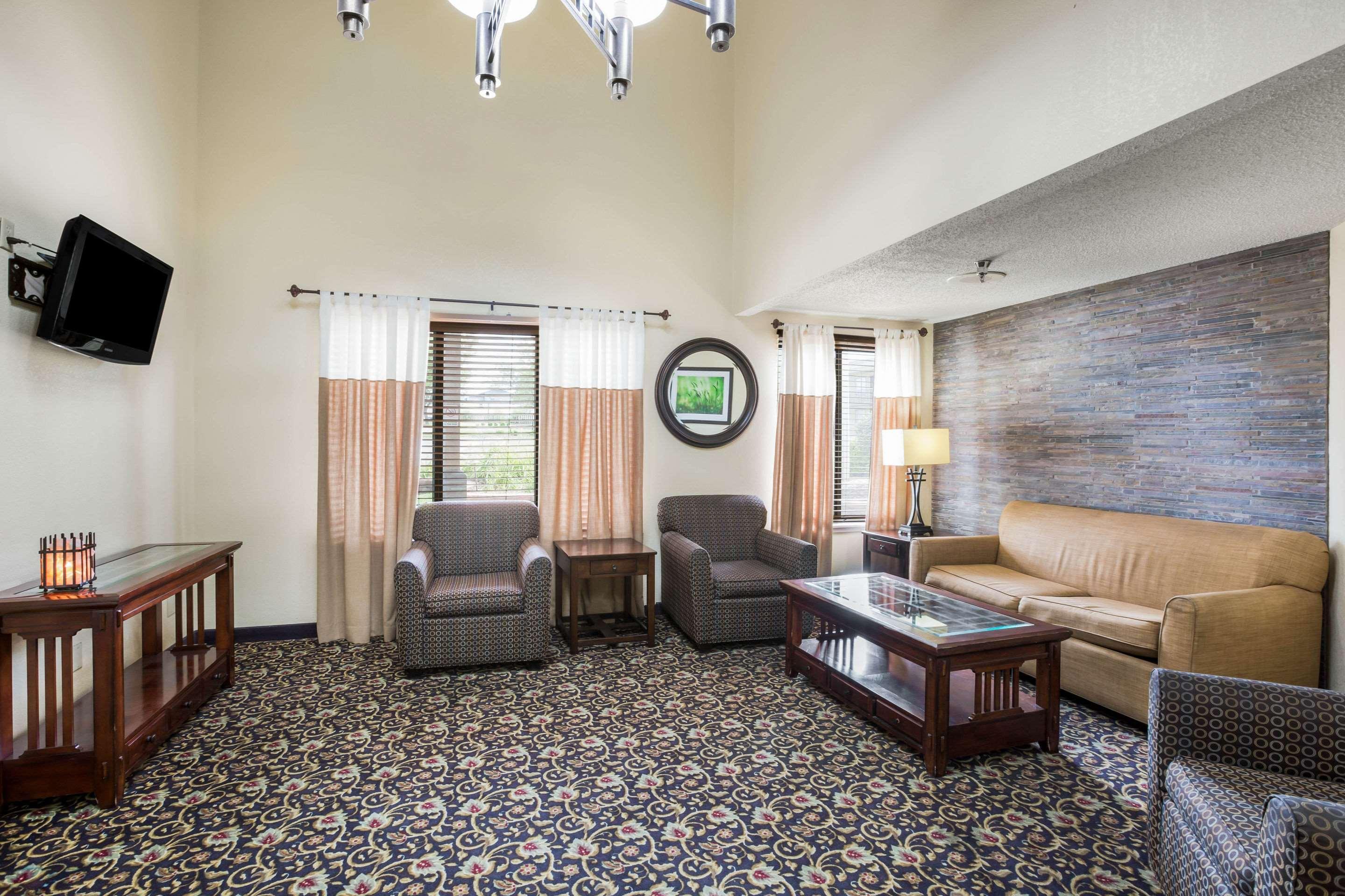 Quality Inn & Suites Lawrence - University Area Ngoại thất bức ảnh