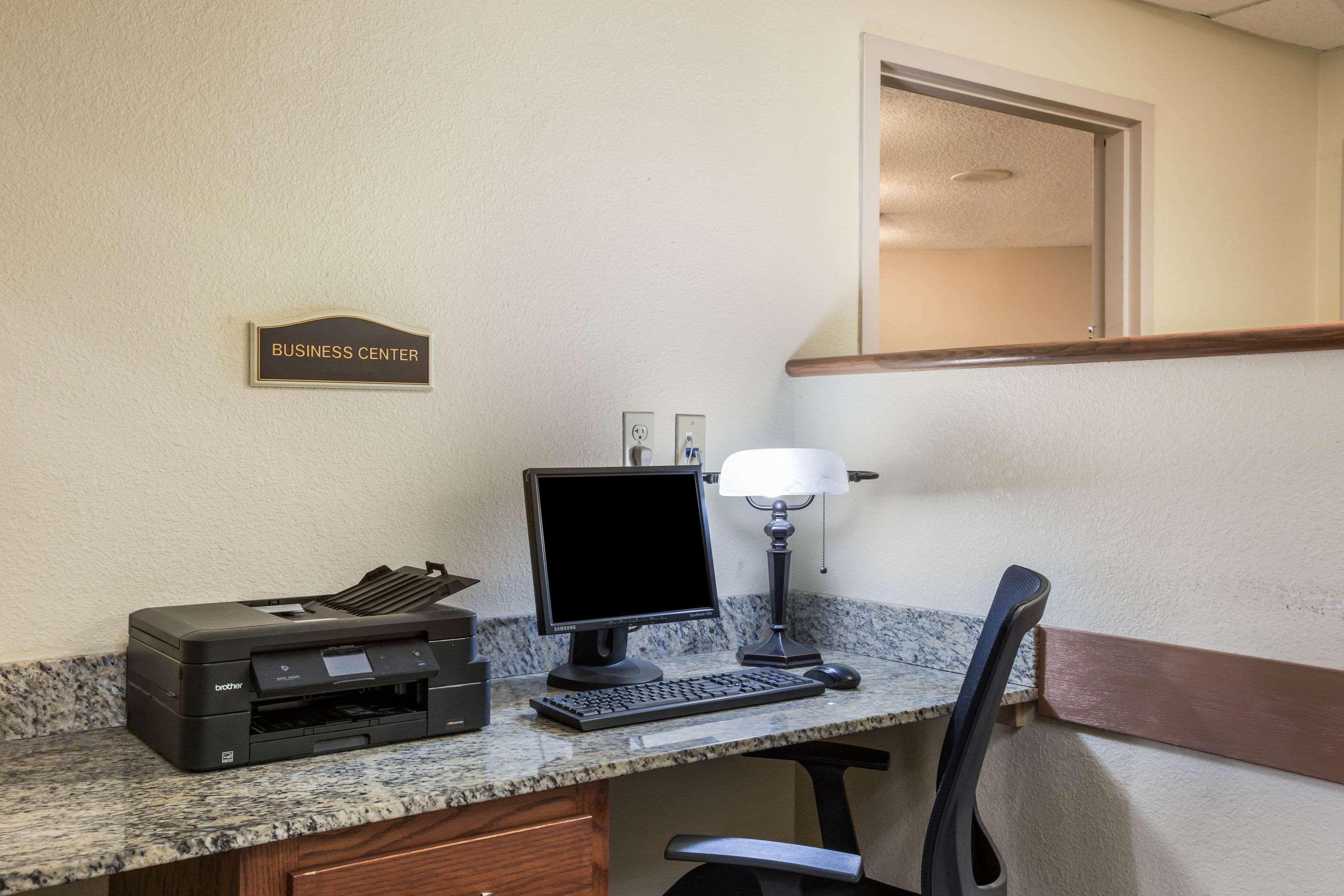 Quality Inn & Suites Lawrence - University Area Ngoại thất bức ảnh