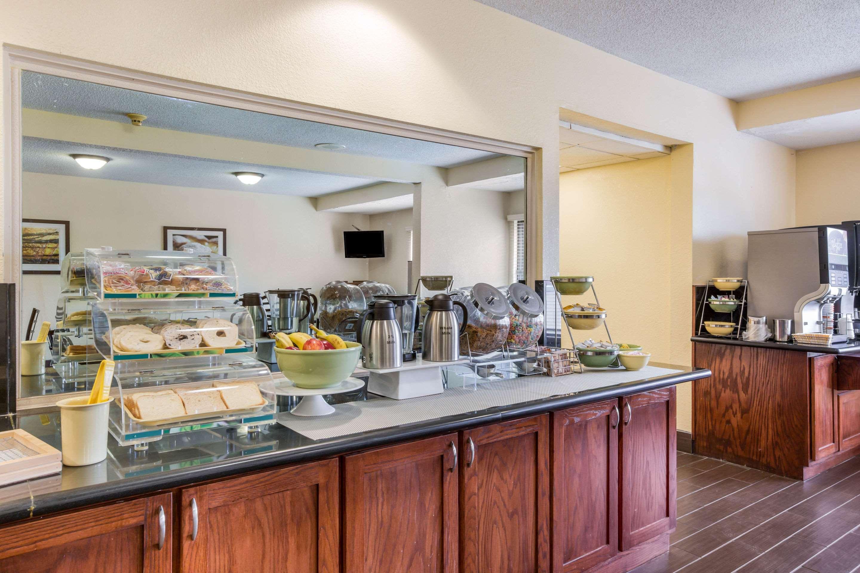 Quality Inn & Suites Lawrence - University Area Ngoại thất bức ảnh