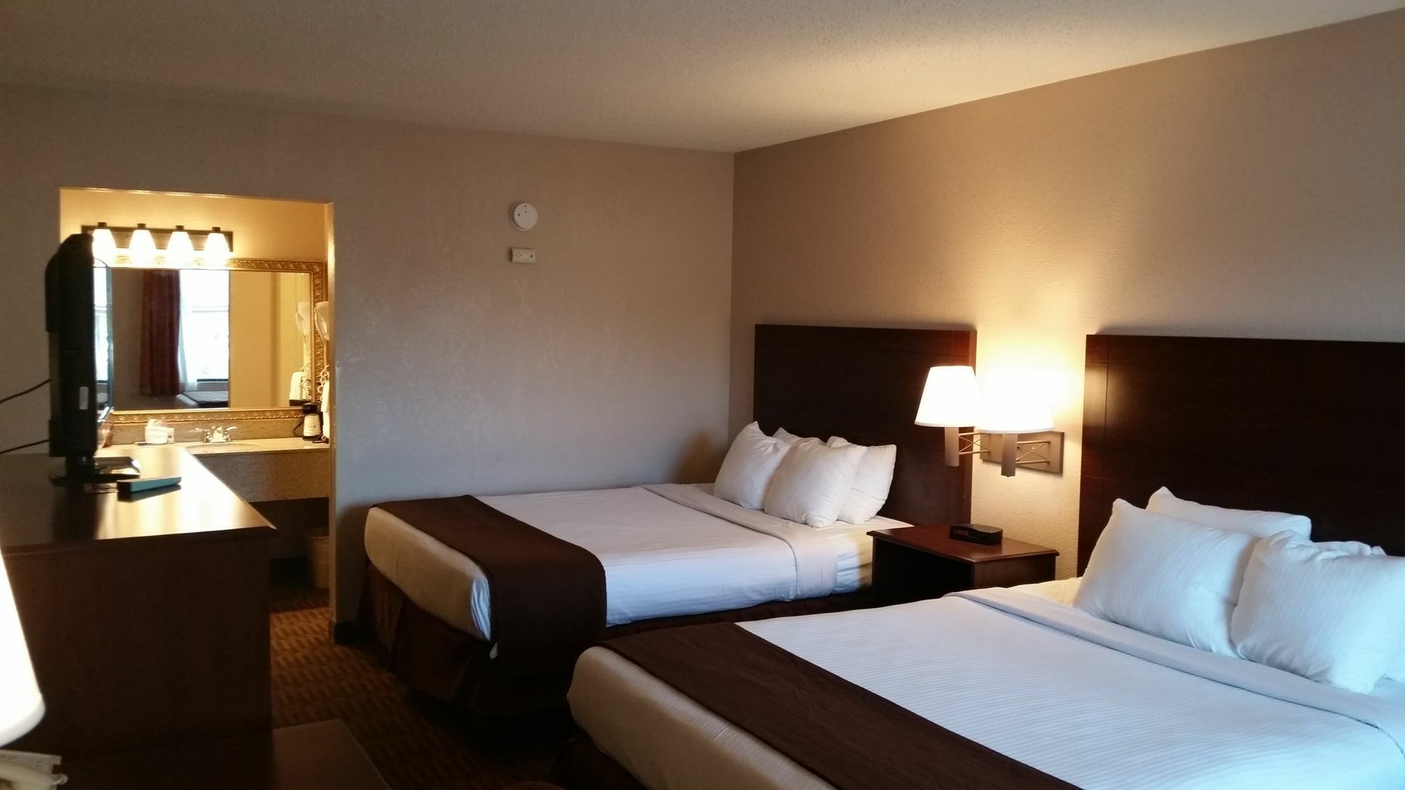 Quality Inn & Suites Lawrence - University Area Ngoại thất bức ảnh